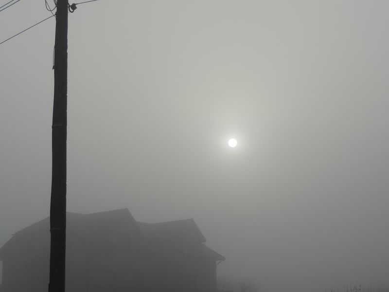 Słońce za mgłą